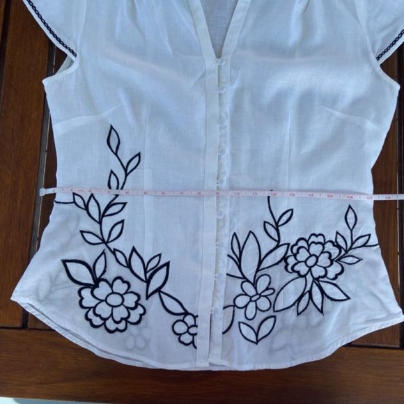 White Linen Flower Embroidered Button Front Blouse EUC UK Size 12 - Picture 9 of 16